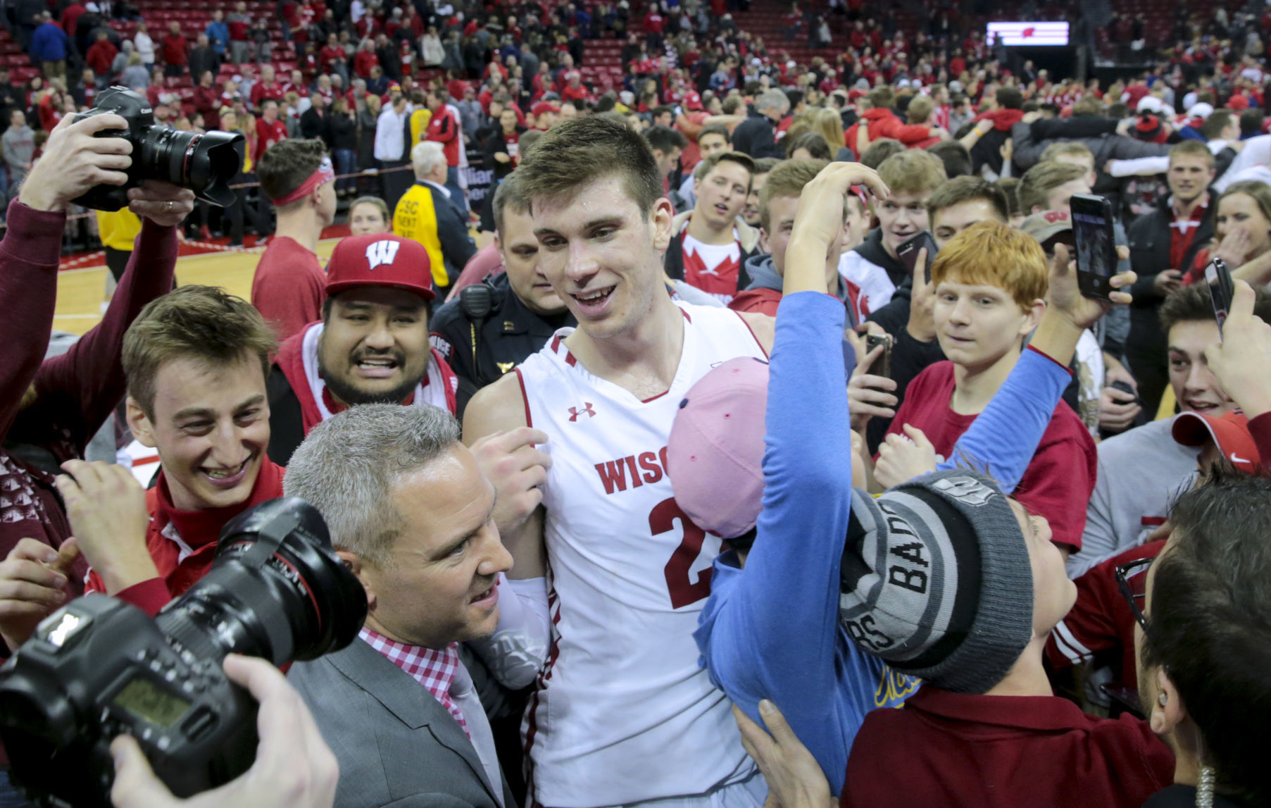 Badgers 64, No. 2 Wolverines 54